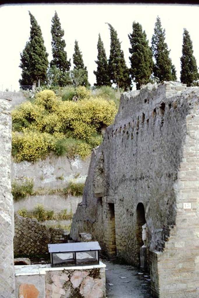 Ins. Orientalis II.13, Herculaneum. 1961. Looking east across shop-room. In the arched recess is a statue.
On the counter is a display case, with some of the finds exhibited. Photo by Stanley A. Jashemski.
Source: The Wilhelmina and Stanley A. Jashemski archive in the University of Maryland Library, Special Collections (See collection page) and made available under the Creative Commons Attribution-Non Commercial License v.4. See Licence and use details.
J61f0594